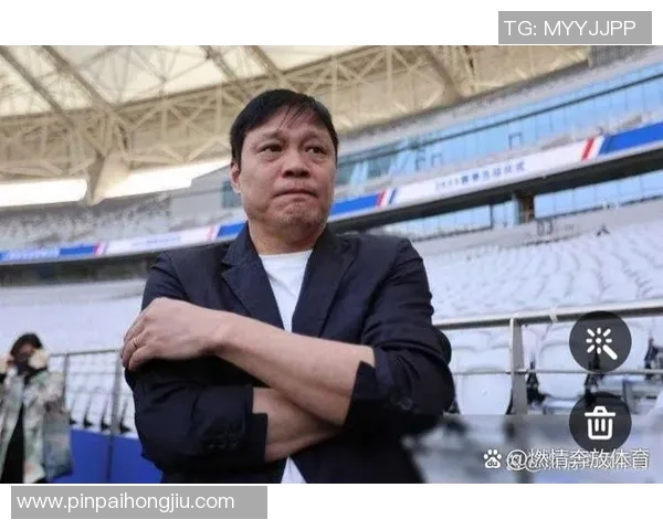 足球明星意外捡起手机引发热议网友纷纷猜测背后故事 足球明星意外捡起手机引发热议网友纷纷猜测背后故事