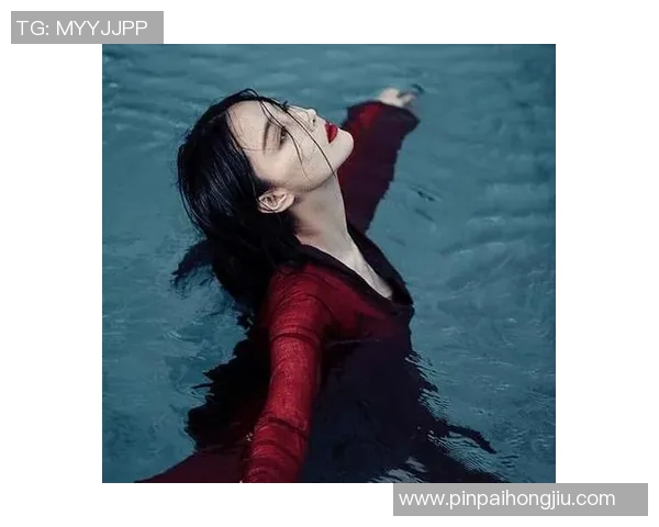 足球明星妻子优雅坐船视频曝光引发网友热议与羡慕